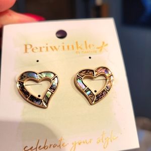 🛒🛍️💥New with tags periwinkle heart post earrings
